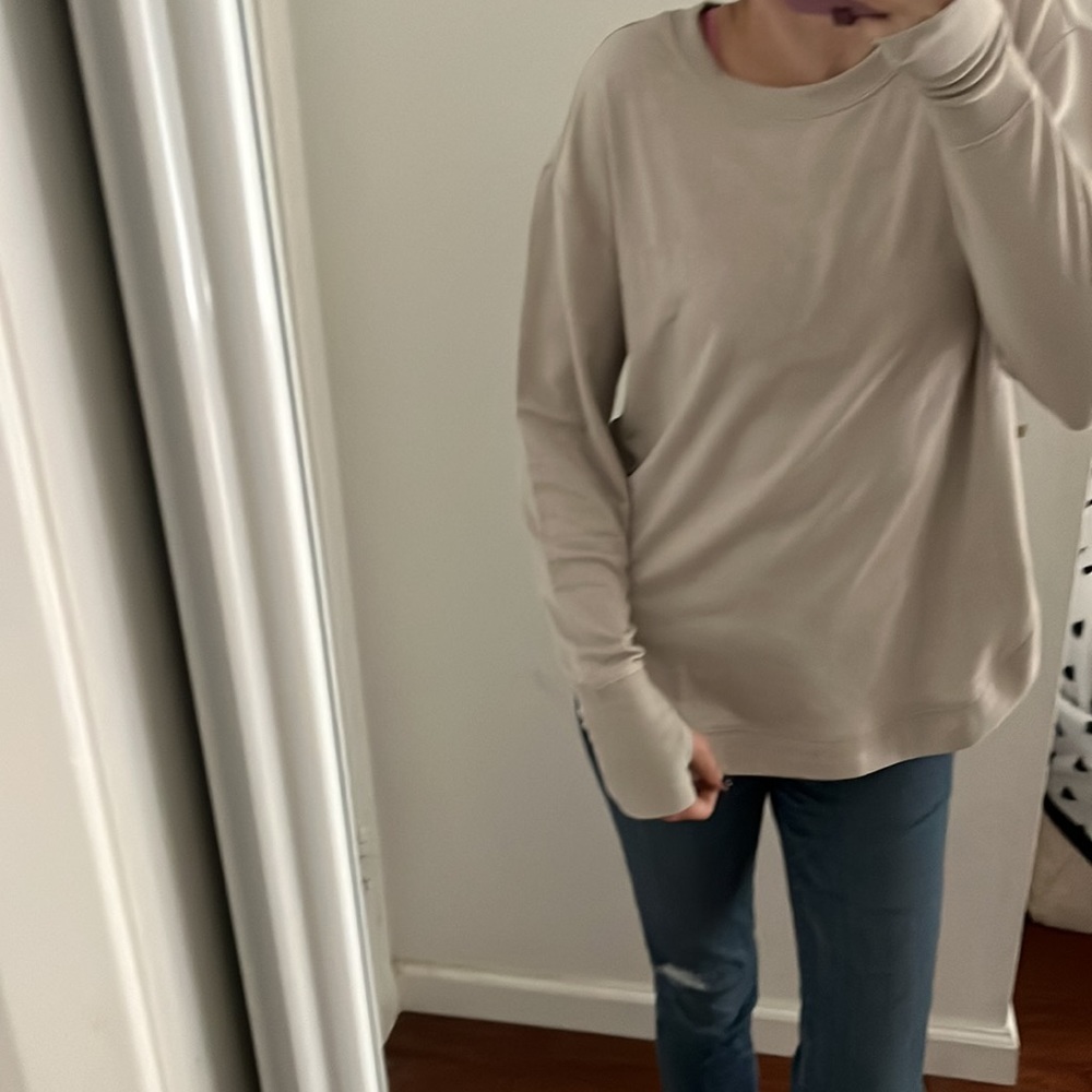NWT Soft Rounded Hem Tee with Thumb Holes - Picture 4 of 13